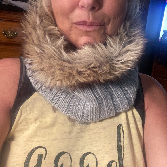 Faux Fur neck warmer/scarf 🌸🌸 - Picture 4 of 4